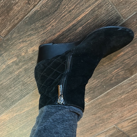 Aquatalia booties in black suede with side zipper and quilted design - Picture 3 of 9